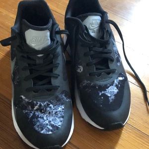 Nike sneakers black size 8